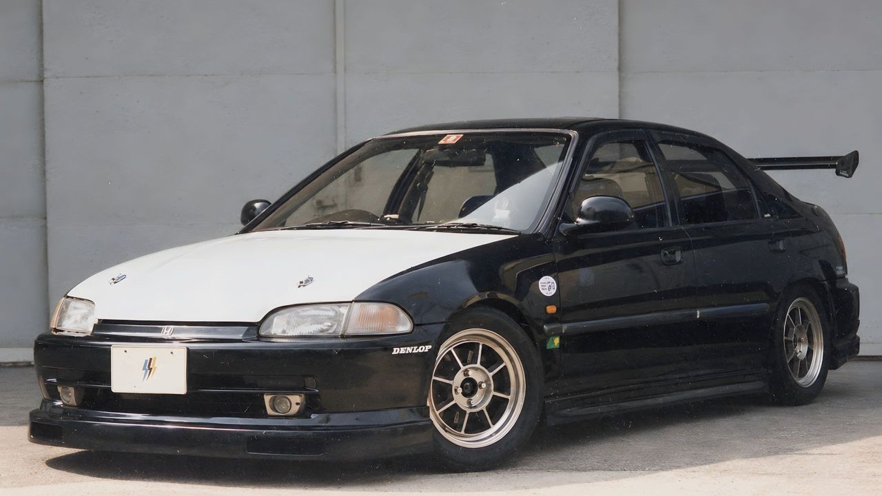 An EG8 Civic Ferio with a white gel-coat bonnet and rear wing